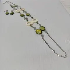 ハンドメイド、グリーンホワイトシェルのロングネックレスと揃いのピアス