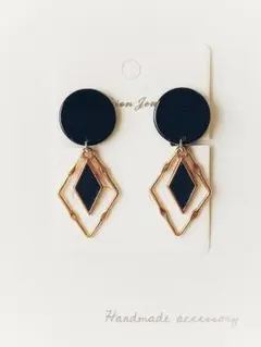 ブラック×レザー調チャーム　揺れる　イヤリング　ピアス　ハンドメイド