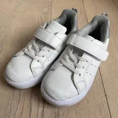 シンプル　スニーカー