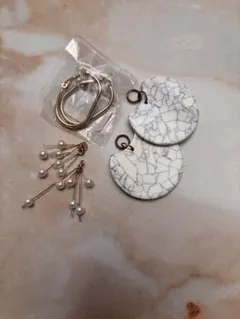 マーブル模様の円形ピアスとパールビーズ