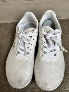 new balance ホワイトスニーカー シルバーアクセント