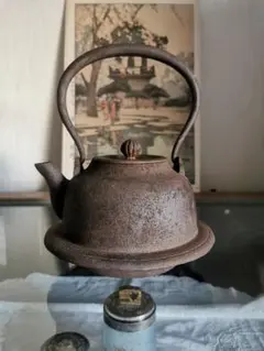 和骨董 重厚な１Ｌ南部鉄瓶 赤紫茶鉄器 珍しい胴下周り装飾付フォルム 菊/蓮摘み