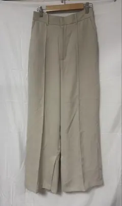 GU・ベージュ ワイドパンツ センタープリーツ・L