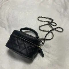 黒いキルティングショルダーバッグ