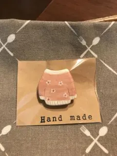 ハンドメイドブローチ　花柄のセーター