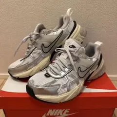 なっちぃ♀様 NIKEナイキW V2K RUN FD0736-100 スニーカー - メルカリ