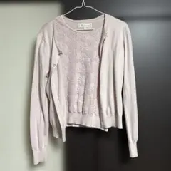 薄いピンクの花柄カーディガンとトップスのアンサンブル