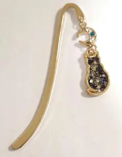 「73」猫チャーム付きゴールドしおり