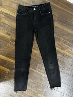 ZARA ブラックスキニーデニム 美脚 黒 ダメージ 裾カット