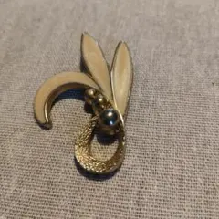 ゴールドの葉デザインブローチ