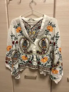 刺繍入りホワイトバルーンスリーブシャツ