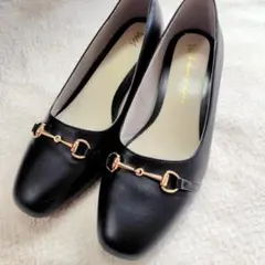 黒のゴールド装飾パンプス