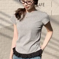 グレー・ドット柄・フリル付き半袖トップス