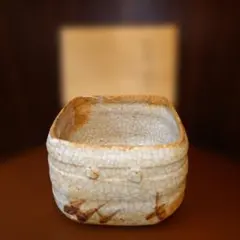 【花】志野向付　幕末　箱付　Antique　Retro　古美術　骨董　口にほつれ 花】志野向付 幕末 箱付 Antique Retro 古美術 骨董 口にほつれ - メルカリ