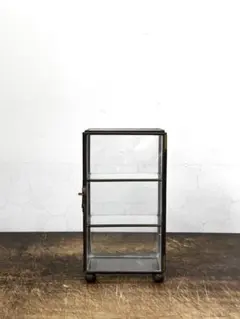 ガラスキャビネット　アンティーク加工　収納　棚サリュsalut! ガラスキャビネット アンティーク加工 収納 棚サリュsalut! - メルカリ