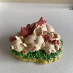 縁起物　豚の陶器置物 ピンクリボン付き　香港