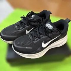 NIKE VOMERO 18WIDEランニングシューズ ブラック26.5cmのサムネイル