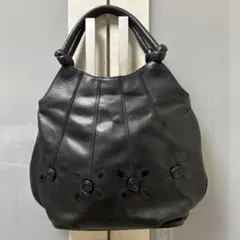 アルカン　レザー黒のフラワー装飾トートバッグ