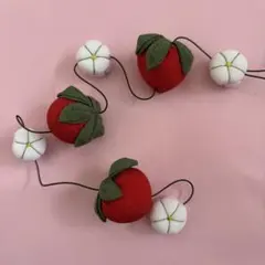 いちごと白い花の吊るし飾り