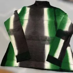 グリーン・ブラック・ホワイトの長袖トップス