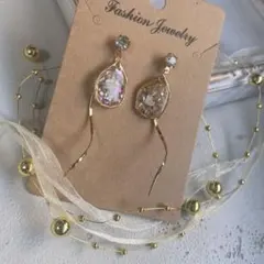 揺れるゴールドフレームピアス ハンドメイド　春　ピアス　スプリング　お花