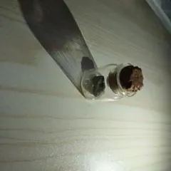隕石みたいな石 小瓶入り