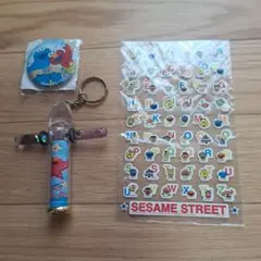 セサミストリート　3点セット 万華鏡キーホルダー 缶バッチ アルファベットシール