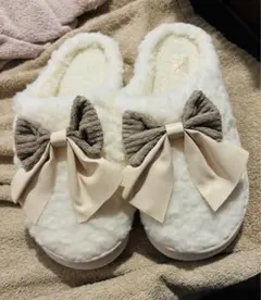 セール‼️ガーリーなファーのリボン付きホワイトスリッパ新品