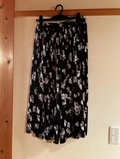 黒花柄プリーツワイドパンツ