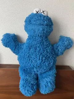 【美品】セサミストリート×KAWSカウズ　コラボぬいぐるみ ユニバ タグ付き】ユニクロ KAWS セサミストリート ぬいぐるみ カウズ