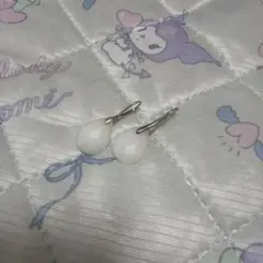 ホワイト ドロップモチーフ シルバーカラー ピアス