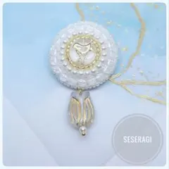 ビーズ刺繍　ブローチ