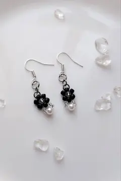 黒いお花のビーズピアス（シルバー）【ハンドメイド】パール