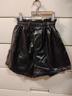 ブラックショートパンツ フェイクレザー