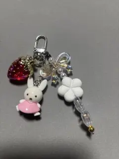 ウサギとストロベリーのチャーム