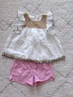 フリル付きトップスとショートパンツセット