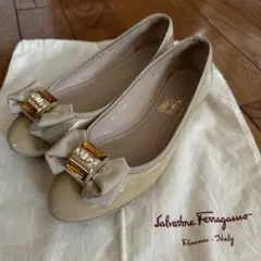 フェラガモ　エナメル　ラウンドトゥローヒール