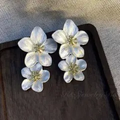 ホワイトお花ダブルフラワーピアスブライダル ウェディング結婚式前撮り発表会二次会