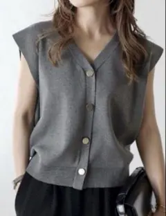 【新品】BONJOUR SAGAN ゴールド釦ボクシーニットベスト／ダークグレー