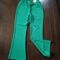 earth music&ecology フレアパンツ グリーンのサムネイル