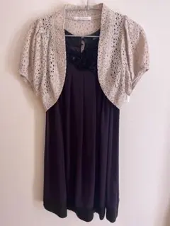 紫色ノースリーブドレスとレースカーディガン