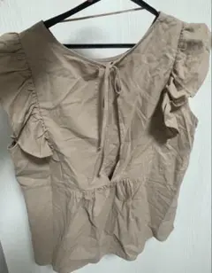 新品未使用タグ付き　GU バックリポンラッフルブラウス　ノースリープ　リボン