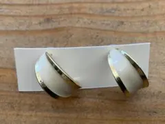 ゴールドの縁取り ホワイト系ピアス