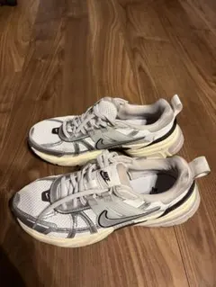 Nike ホワイト/グレー スニーカー