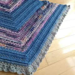 かぎ針編みの三角ショール