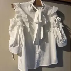ホワイト フリル付きオフショルダーシャツ