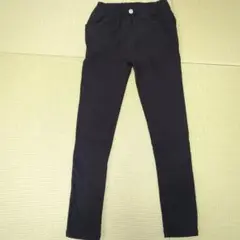 黒いスリムフィット長ズボン