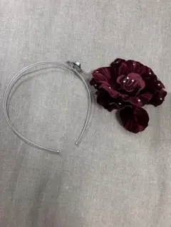 バーガンディ花モチーフとシルバーのヘアアクセサリー