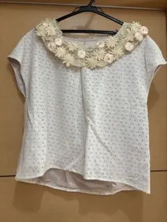 chambre de charme新品タグ付き花飾り襟付き半袖プルオーバーのサムネイル