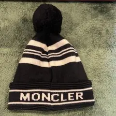 MONCLER ポンポン付きニット帽 ネイビー/レッド 男女問わず - メルカリ